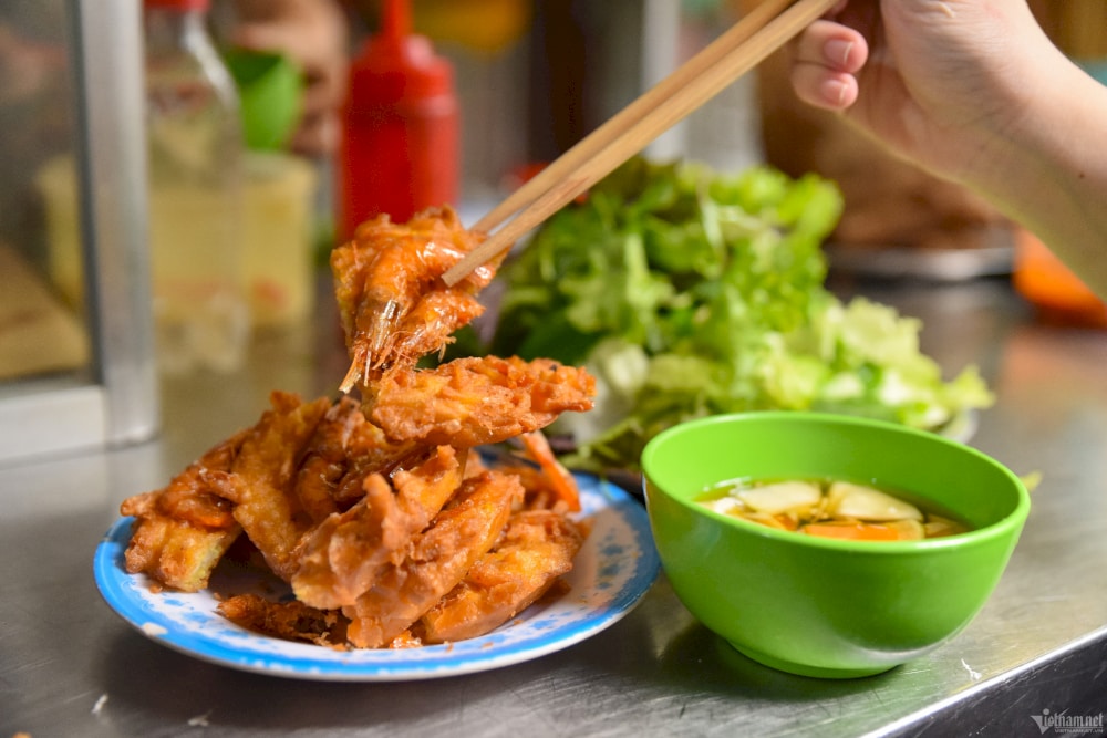 アム夫人のエビケーキはサクサクと黄金色で、甘酸っぱいディップソースをつけて食べます